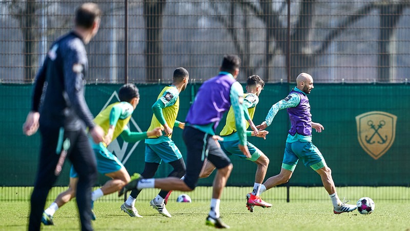 Die Werder-Spieler rennen über den Trainingsplatz.