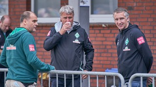 Die Werder-Vernantwortlichen Klaus Filbry, Marco Bode und Frank Baumann unterhalten sich.