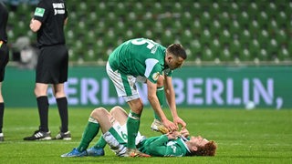 Werders Spieler trauern nach dem Spiel gegen RB Leipzig.