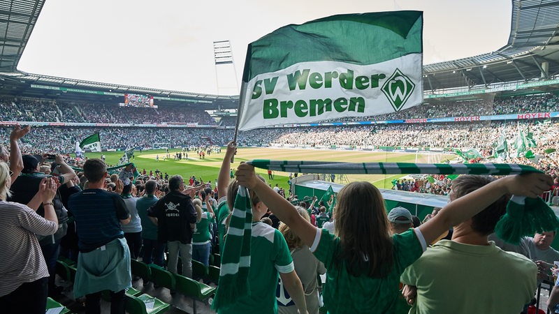Werder-Fans schwenken Fahnen im Weser-Stadion.