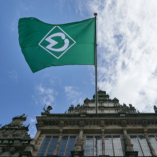 Am Bremer Rathaus hängt die Werder-Flagge.