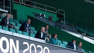 Werders Aufsichtsrat und die Geschäftsführung sitzt während der Relegation mit Abstand auf der Tribüne.