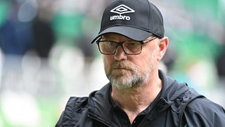 Werder-Trainer Thomas Schaaf schaut konsterniert zur Halbzeitpause.