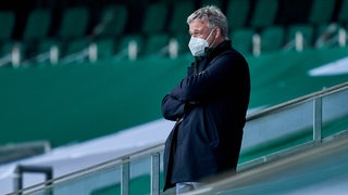 Aufsichtsratschef Marco Bode steht mit verschränkten Armen und weißer FFP2-Maske auf der Tribüne des Weserstadions.