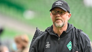 Werder-Trainer Thomas Schaaf geht im Weserstadion nachdenklich in Richtung Kabine.