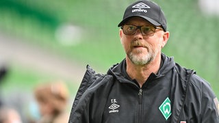 Werder-Trainer Thomas Schaaf geht im Weserstadion nachdenklich in Richtung Kabine.