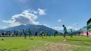 Werder-Spieler beim Training vor dem Alpenpanorama im Zillertal bej strahlendem Sonnenschein.