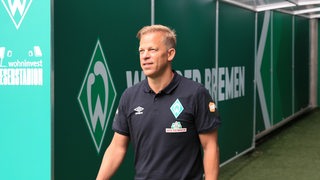 Trainer Markus Anfang bei seiner offiziellen Vorstellung bei Werder Bremen am Ausgang des Spielertunnels.
