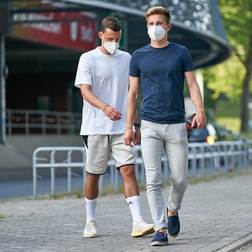 Maximilian Eggestein und Johannes Eggestein laufen am Weser-Stadion entlang.