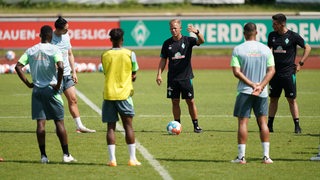Werder-Trainer Markus Anfang spricht zu seinen Spielern.
