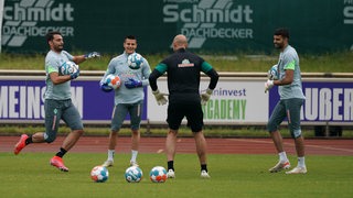 Die Werder-Torhüter Stefanos Kapino, Michael Zetterer und Eduardo dos Santos Haesler beim Training mit Torwart-Trainer Christian Vander.