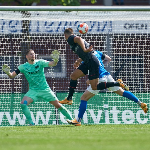 Werder-Stürmer Niclas Füllkrug trifft per Kopfball im Spiel gegen Blau-Weiß Lohne.