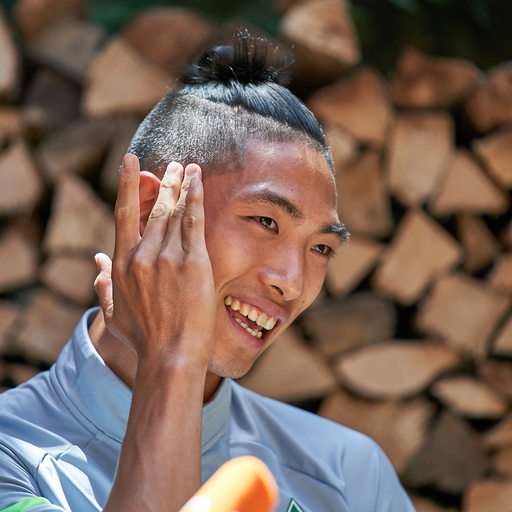Werder-Profi Kyu-Hyun Park lacht beim Interview mit dem Sportblitz.
