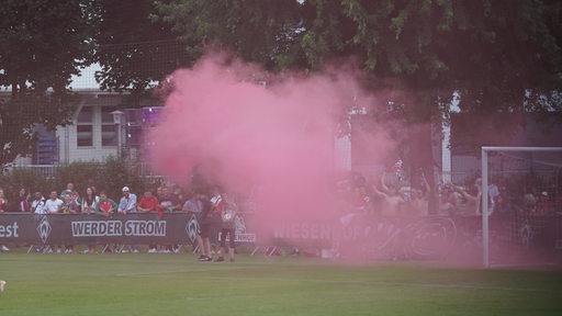 Fans von ZSKA Sofia vernebeln beim Testspiel gegen Werder mit Pyrotechnik die Sicht.