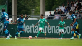 Werder-Spieler Leonardo Bittencourt schlägt eine Flanke.