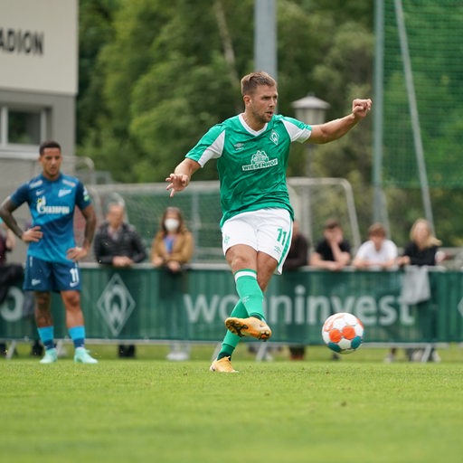 Werder-Stürmer Niclas Füllkrug schießt einen Elfmeter.
