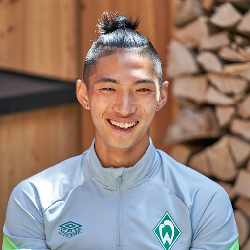 Werder-Spieler Kyu-Hyun Park lacht während eines Interviews mit dem Sportblitz.