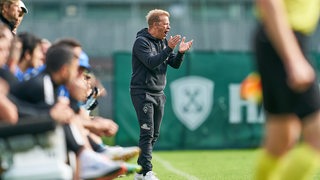 Werder-Trainer Markus Anfang feuert energisch von der Seitenlinie an.