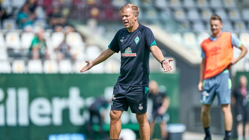 Werder-Coach Markus Anfang gestikuliert während des Trainings im Zillertal mit ausgebreiteten Armen sein Unverständnis.