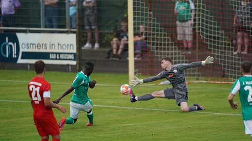 Werder-Profi Kebba Badjie trifft gegen den FC Oberneuland.