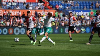 Joshua Sargent schießt für Werder gegen Feyenoord Rotterdam aufs Tor.