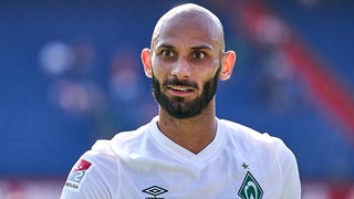 Werder-Kapitän Ömer Toprak lächelt.