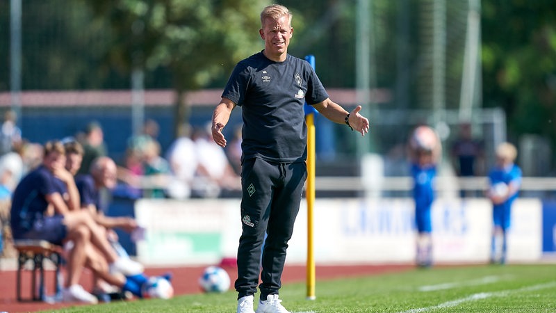 Werder-Trainer Markus Anfang breitet an der Seitenlinie die Arme aus.