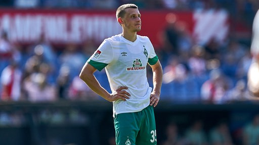 Werder-Spieler Maximilian Eggestein stemmt die Hände in die Hüften.