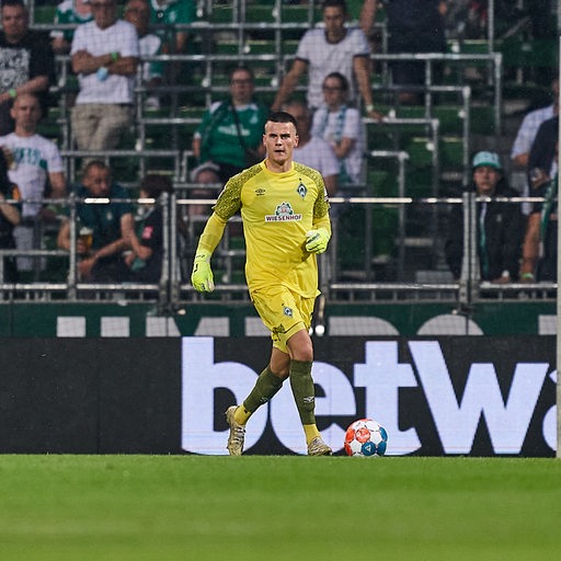 Werder-Keeper Michael Zetterer führt den Ball am Fuß.