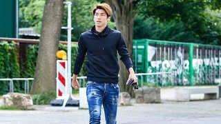 Werder-Profi Yuya Osako in Freizeitkleidung auf dem Weg zum Weserstadion.
