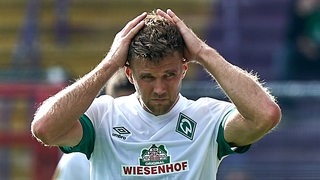 Werder-Stürmer Niclas Füllkrug legt frustriert die Hände in den Nacken.