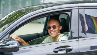 Werder-Spieler Ludwig Augustinsson fährt in seinem Auto vom Weser-Stadion weg.