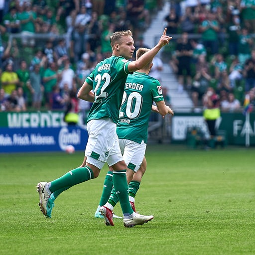 Werder-Spieler Niklas Schmidt feiert seinen Treffer gegen Paderborn.