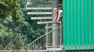 Werder-Sportchef Frank Baumann blickt auf den Trainingsplatz.