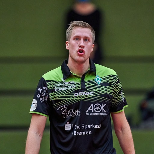 Werders Tischtennis-Profi Mattias Falck pustet frustriert durch.