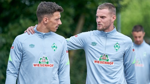 Werder-Neuzugang Marvin Ducksch legt seinem Mitspieler Nicolai Rapp eine Hand auf die Schulter.