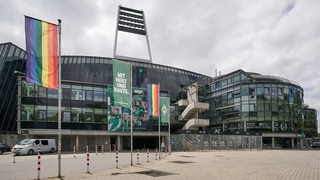 Regenbogenfahnen wehen vor dem Bremer Weser-Stadion.