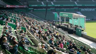 Bei der Werder-Mitgliederversammlung sitzen über 800 Zuhörer im Publikum.