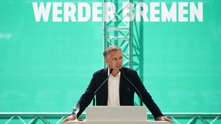 Werder-Sportchef Frank Baumann hält bei der Mitgliederversammlung eine Rede.