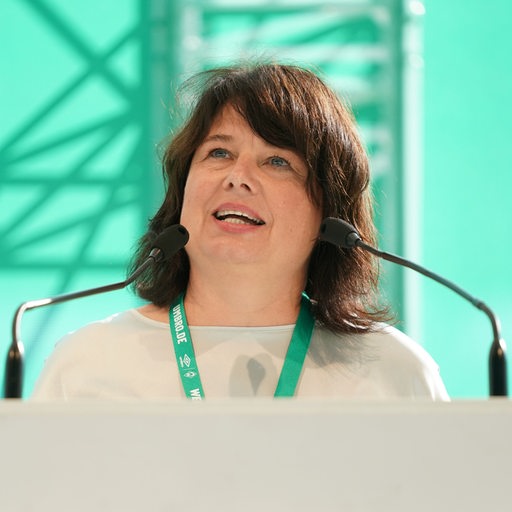 Ulrike Hiller hält bei der Werder-Mitgliedsversammlung eine Rede.