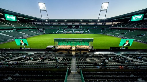 Im Weser-Stadion bringen die Flutlichtmasten die Bühne zum Leuchten.