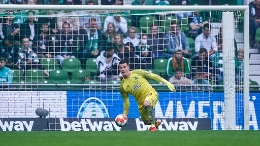 Werder-Torwart Michael Zetterer rollt einen Ball wieder ins Spiel.