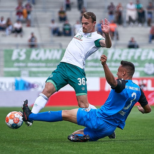 Werder-Spieler Christian Groß spielt den Ball an seinem Gegenspieler vorbei.