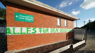 Vor dem Stadion Platz 11 haben Werder-Fans ein Transparent an die Wand geklebt mit der Spruch "Alles für den Derbysieg".