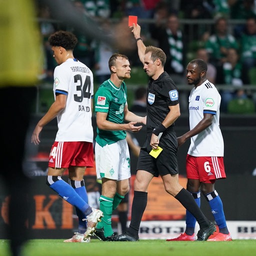 Der Schiedsrichter zeigt dem entsetzten Werder-Spieler Christian Groß die Gelb-Rote Karte.