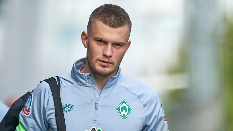 Werder-Verteidiger Lars Lukas Mai auf dem Weg zum Trainingsplatz.