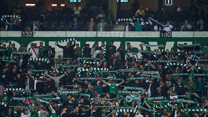 Werder-Fans heben die Schals im Weser-Stadion.