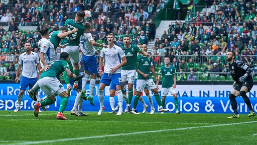 Mehrere Werder- und Rostock-Spieler steigen zum Kopfball hoch.