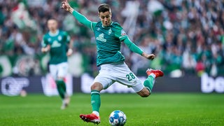 Werder-Spieler Ilia Gruev schlägt eine Flanke.