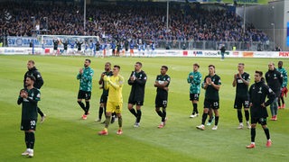 Das Werder-Team klatscht im Darmstädter Stadion den Fans nach dem Spiel zu.